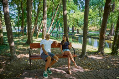 Baba ve kızı parkta birlikte zaman geçiriyorlar. Egzersiz yapıyor ve dinleniyorlar..