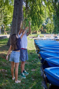 Baba ve kızı parkta birlikte zaman geçiriyorlar. Egzersiz yapıyor ve dinleniyorlar..