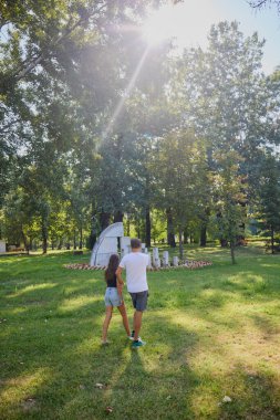 Baba ve kızı parkta birlikte zaman geçiriyorlar. Egzersiz yapıyor ve dinleniyorlar..