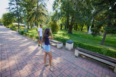 Baba ve kızı parkta birlikte zaman geçiriyorlar. Egzersiz yapıyor ve dinleniyorlar..
