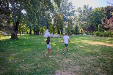 Baba ve kızı parkta birlikte zaman geçiriyorlar. Egzersiz yapıyor ve dinleniyorlar..