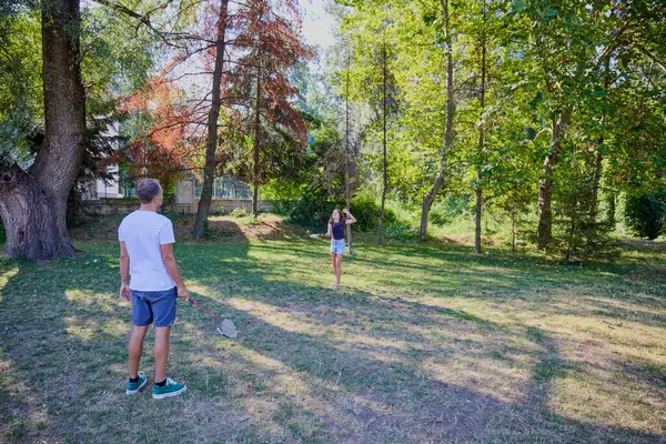 Baba ve kızı parkta birlikte zaman geçiriyorlar. Egzersiz yapıyor ve dinleniyorlar..