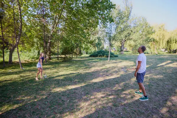 Baba ve kızı parkta birlikte zaman geçiriyorlar. Egzersiz yapıyor ve dinleniyorlar..