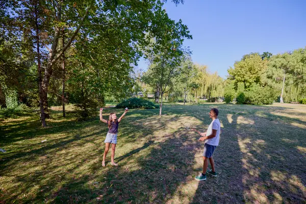Baba ve kızı parkta birlikte zaman geçiriyorlar. Egzersiz yapıyor ve dinleniyorlar..