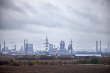 Yağmurlu bir sonbahar gününde fabrikalı sanayi manzarası