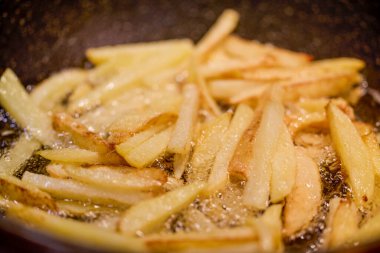 Kızarırken patates kızartması.