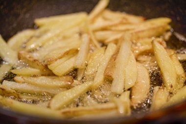 Kızarırken patates kızartması.