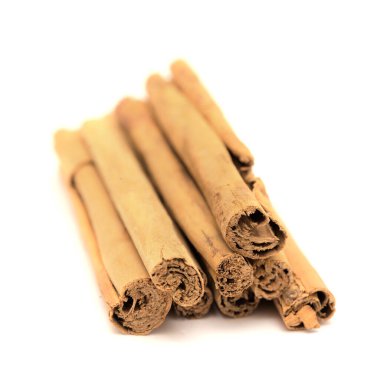 Tarçın çubukları beyaz arkaplanda izole 