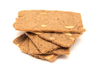 Beyaz zemin üzerinde izole Belçika Badem İnce Kurabiyeleri