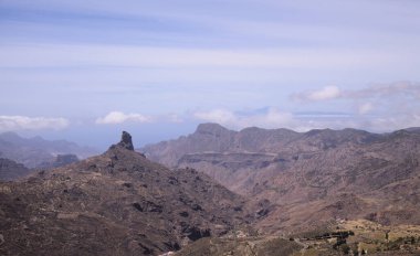 Gran Canaria, adanın orta kesiminin manzarası, Las Cumbres, ie The Summits, Caldera de Tejeda coğrafi merkezde, Cruz de Tejeda geçidinde görüldüğü gibi