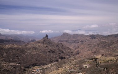Gran Canaria, adanın orta kesiminin manzarası, Las Cumbres, ie The Summits, Caldera de Tejeda coğrafi merkezde, Cruz de Tejeda geçidinde görüldüğü gibi