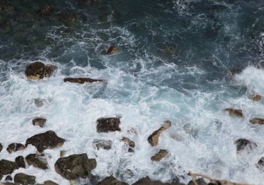 Kuzey kayalıklarının altında deniz köpüğü aşınmış Büyük Kanarya kıyıları, Galdar bölgesi 
