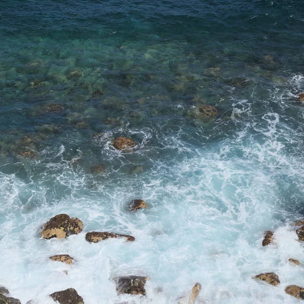 Kuzey Kayalıklarının Altında Deniz Köpüğü Aşınmış Büyük Kanarya Kıyıları Galdar — Stok fotoğraf