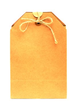 Beyaz arkaplanda tamamen geri dönüşümlü karton hediye paketi var.