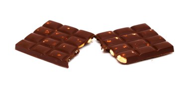 Beyaz arka planda fındıklı koyu çikolata. 