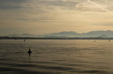 Cantabria, Santander Körfezi, su seviyesinden akşam ışığı görünüyor.