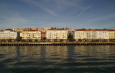 Cantabria, Santander Körfezi, su seviyesinden görünen körfez güvertesi binası.