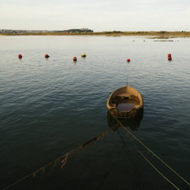 Cantabria, Santander Körfezi, kıyıda yarı batık balıkçı teknesi.