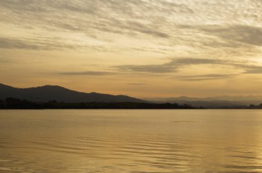 Cantabria, Santander Körfezi, su seviyesinden akşam ışığı görünüyor.