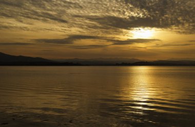 Cantabria, Santander Körfezi, su seviyesinden akşam ışığı görünüyor.