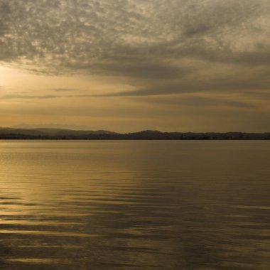 Cantabria, Santander Körfezi, su seviyesinden akşam ışığı görünüyor.