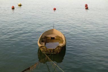 Cantabria, Santander Körfezi, kıyıda yarı batık balıkçı teknesi.