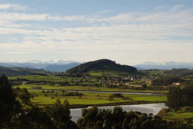 Cantabria, Liencres bölgesinin iç kısımlarına bak, Picos de Europa dağ sırasına kar.