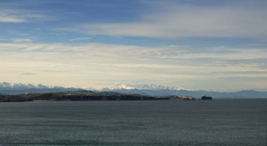 İspanya 'nın kuzeyinde Cantabria' nın kıyı kesimi, Costa Quebrada, Broken Coast, Playa de Somocuevas plajı çevresi.