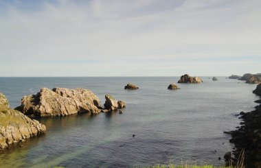 İspanya 'nın kuzeyinde Cantabria' nın kıyı kesiminde Costa Quebrada aşınmış, yani Kırık Kıyı.