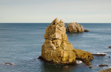İspanya 'nın kuzeyinde Cantabria' nın kıyı kesiminde Costa Quebrada aşınmış, yani Kırık Kıyı.