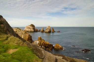 İspanya 'nın kuzeyinde Cantabria' nın kıyı kesiminde Costa Quebrada aşınmış, yani Kırık Kıyı.