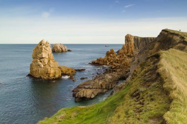 İspanya 'nın kuzeyinde Cantabria' nın kıyı kesiminde Costa Quebrada aşınmış, yani Kırık Kıyı.