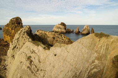 İspanya 'nın kuzeyinde Cantabria' nın kıyı kesiminde Costa Quebrada aşınmış, yani Kırık Kıyı.