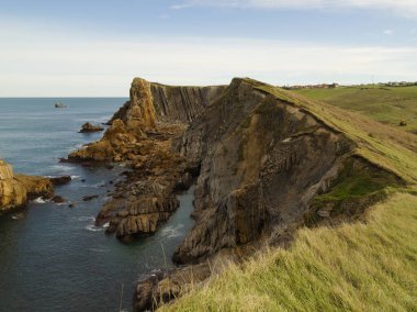 İspanya 'nın kuzeyinde Cantabria' nın kıyı kesiminde Costa Quebrada aşınmış, yani Kırık Kıyı.