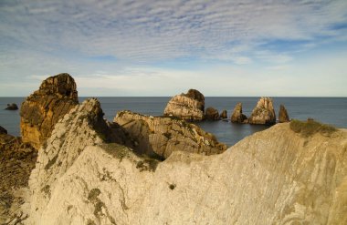 İspanya 'nın kuzeyinde Cantabria' nın kıyı kesiminde Costa Quebrada aşınmış, yani Kırık Kıyı.