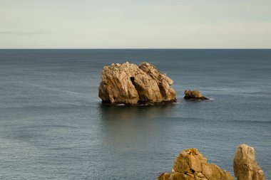 İspanya 'nın kuzeyinde Cantabria' nın kıyı kesiminde Costa Quebrada aşınmış, yani Kırık Kıyı.