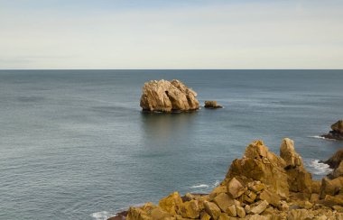 İspanya 'nın kuzeyinde Cantabria' nın kıyı kesiminde Costa Quebrada aşınmış, yani Kırık Kıyı.