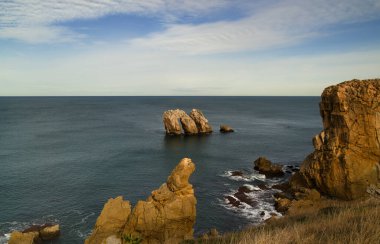 İspanya 'nın kuzeyinde Cantabria' nın kıyı kesiminde Costa Quebrada aşınmış, yani Kırık Kıyı.