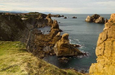 İspanya 'nın kuzeyinde Cantabria' nın kıyı kesimi, aşınmış Costa Quebrada, yani Broken Coast, Flysch, erozyon tarafından açığa çıkarılan tortul kayaların paralel katmanları