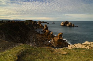 İspanya 'nın kuzeyinde Cantabria' nın kıyı kesimi, aşınmış Costa Quebrada, yani Broken Coast, Flysch, erozyon tarafından açığa çıkarılan tortul kayaların paralel katmanları