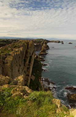 İspanya 'nın kuzeyinde Cantabria' nın kıyı kesiminde Costa Quebrada aşınmış, yani Kırık Kıyı.
