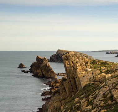 İspanya 'nın kuzeyinde Cantabria' nın kıyı kesiminde Costa Quebrada aşınmış, yani Kırık Kıyı.