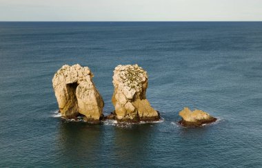 İspanya 'nın kuzeyinde Cantabria' nın kıyı kesiminde Costa Quebrada aşınmış, yani Kırık Kıyı.