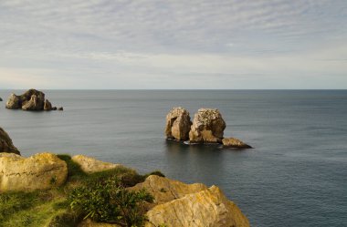 İspanya 'nın kuzeyinde Cantabria' nın kıyı kesiminde Costa Quebrada aşınmış, yani Kırık Kıyı.