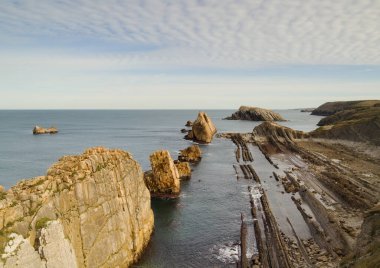 İspanya 'nın kuzeyinde Cantabria' nın kıyı kesimi, aşınmış Costa Quebrada, yani Broken Coast, Flysch, erozyon tarafından açığa çıkarılan tortul kayaların paralel katmanları
