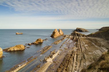İspanya 'nın kuzeyinde Cantabria' nın kıyı kesimi, aşınmış Costa Quebrada, yani Broken Coast, Flysch, erozyon tarafından açığa çıkarılan tortul kayaların paralel katmanları