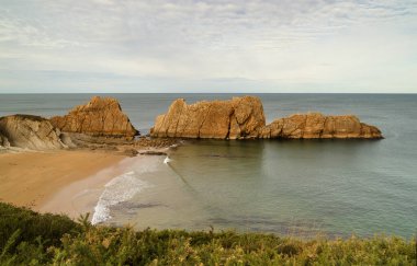 İspanya 'nın kuzeyinde Cantabria' nın kıyı kesiminde Costa Quebrada aşınmış, yani Kırık Kıyı.