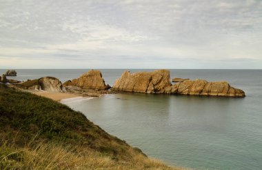 İspanya 'nın kuzeyinde Cantabria' nın kıyı kesiminde Costa Quebrada aşınmış, yani Kırık Kıyı.
