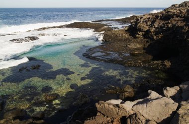 Lanzarote, kaya havuzları kuzey batı kıyısındaki sarp kayalıkların altındaki Los Charcones eski lav akıntıları tarafından inşa edilen platformda yer almaktadır.