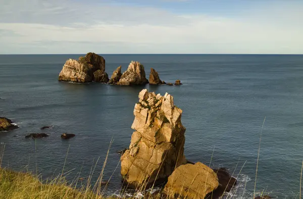 İspanya 'nın kuzeyinde Cantabria' nın kıyı kesiminde Costa Quebrada aşınmış, yani Kırık Kıyı.